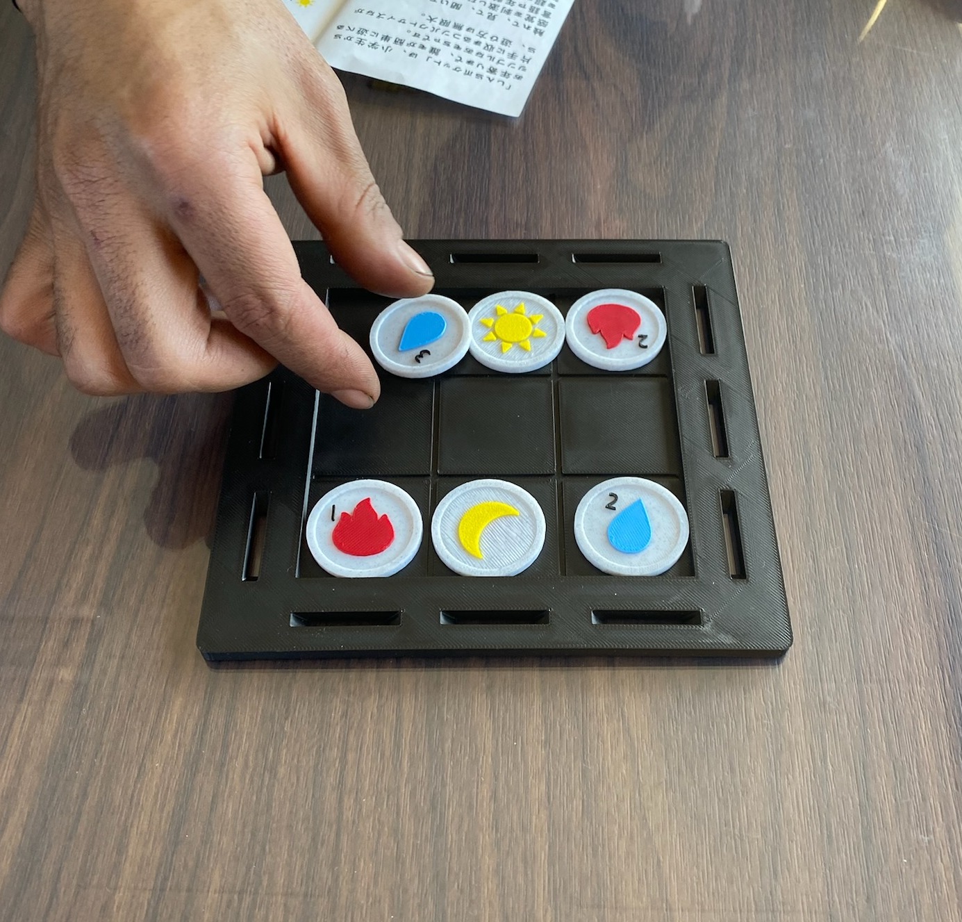 6枚のコインを並べて遊ぶ